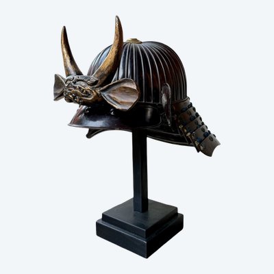 Kabuto da samurai in ferro battuto a 43 stecche del clan Matsunaga - Periodo Edo (1603-1868).