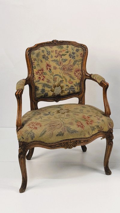 Paire de fauteuils en noyer, de style Louis XV, XXème siècle