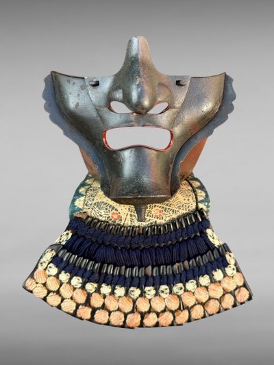 Samurai-Halbmaske Mempo Ryubu Aus Schmiedeeisen - Edo-Zeit (1603 - 1868).