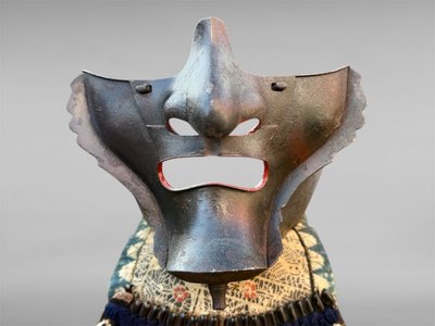Samurai-Halbmaske Mempo Ryubu Aus Schmiedeeisen - Edo-Zeit (1603 - 1868).