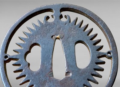 Tsuba Maru Gata En Fer Forgé Avec Certificat NBTHK - Période Edo (1603-1868).