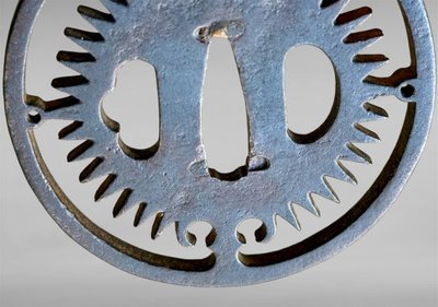 Tsuba Maru Gata En Fer Forgé Avec Certificat NBTHK - Période Edo (1603-1868).