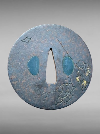 Tsuba Maru Gata in ferro battuto, firmato, con certificato Nbthk - Periodo Edo (1603-1868).