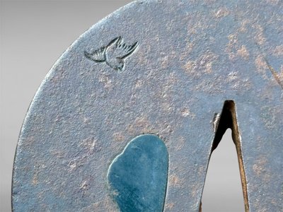 Tsuba Maru Gata in ferro battuto, firmato, con certificato Nbthk - Periodo Edo (1603-1868).