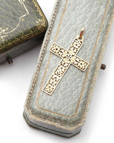 Openwork French 18k gold cross, religious pendant, christian gold cross