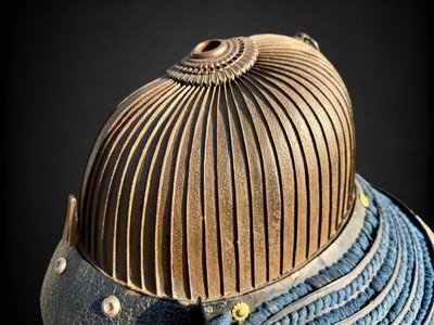 Kabuto De Samurai à 62 Lamelles En Fer Forgé - Période Edo (1603-1868).