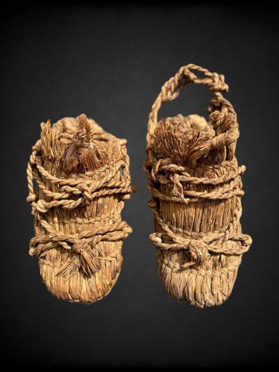 Culture Aïnu - Paire De Sandales « tsumago » En Fibre Végétale Tressée - XIXe Siècle.