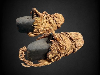 Culture Aïnu - Paire De Sandales « tsumago » En Fibre Végétale Tressée - XIXe Siècle.