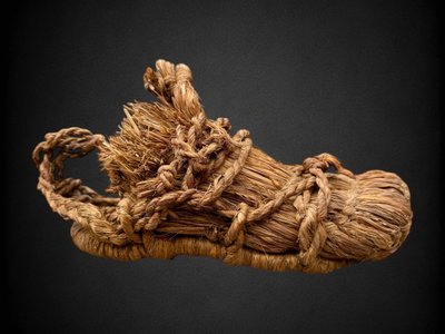 Culture Aïnu - Paire De Sandales « tsumago » En Fibre Végétale Tressée - XIXe Siècle.