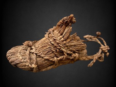 Culture Aïnu - Paire De Sandales « tsumago » En Fibre Végétale Tressée - XIXe Siècle.