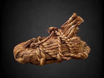 Culture Aïnu - Paire De Sandales « tsumago » En Fibre Végétale Tressée - XIXe Siècle.