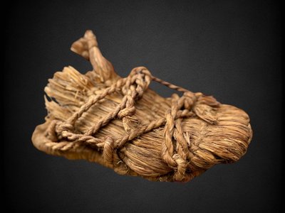 Culture Aïnu - Paire De Sandales « tsumago » En Fibre Végétale Tressée - XIXe Siècle.