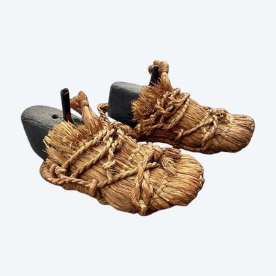 Culture Aïnu - Paire De Sandales « tsumago » En Fibre Végétale Tressée - XIXe Siècle.