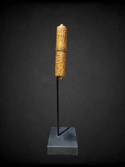 Maetate En Bois Sculpté Figurant Un Kakémono Roulé - Période Edo (1603 - 1868).