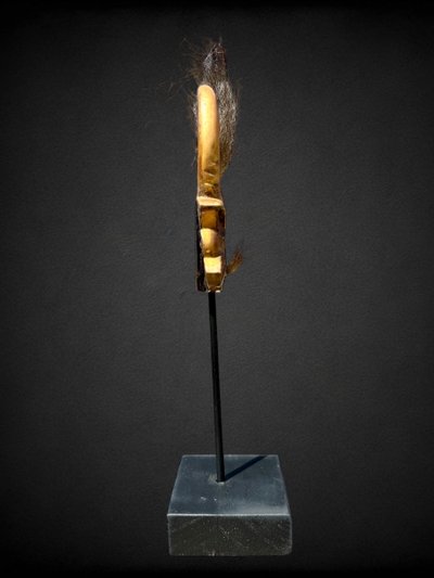 Maetate En Bois Sculpté Figurant Un Visage Grimaçant D’ Oni - Période Edo (1603 - 1868).