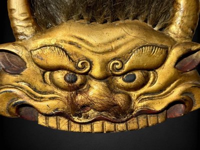 Maetate En Bois Sculpté Figurant Un Visage Grimaçant D’ Oni - Période Edo (1603 - 1868).
