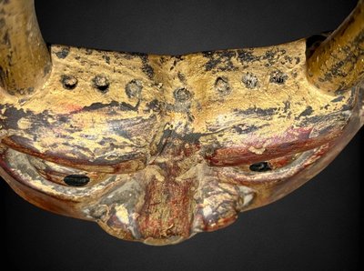Maetate En Bois Sculpté Figurant Une Tête Oni - Période Edo (1603 - 1868).
