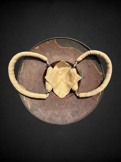 tres rare Jingasa de Moine Soldat signé Munesuke MYOCHIN (1688-1735).
