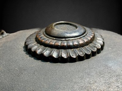 tres rare Jingasa de Moine Soldat signé Munesuke MYOCHIN (1688-1735).