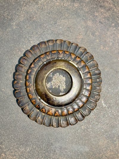 tres rare Jingasa de Moine Soldat signé Munesuke MYOCHIN (1688-1735).