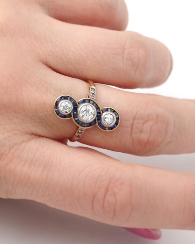 Bague Art Deco saphirs trois diamants en or 18k et platine, longue bague art deco