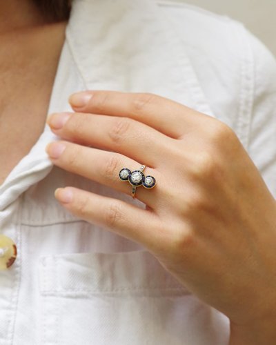 Bague Art Deco saphirs trois diamants en or 18k et platine, longue bague art deco