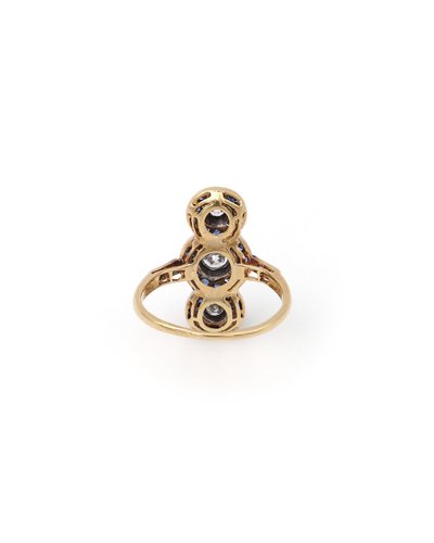 Bague Art Deco saphirs trois diamants en or 18k et platine, longue bague art deco