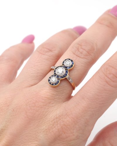 Bague Art Deco saphirs trois diamants en or 18k et platine, longue bague art deco