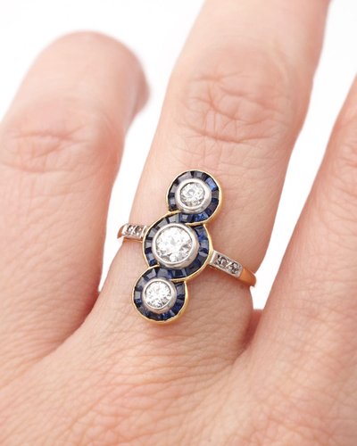 Bague Art Deco saphirs trois diamants en or 18k et platine, longue bague art deco