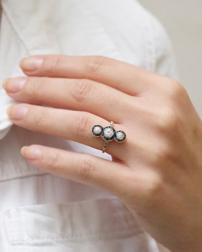 Bague Art Deco saphirs trois diamants en or 18k et platine, longue bague art deco