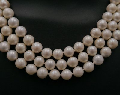 Collana di perle coltivate a 3 file, chiusura in oro bianco 18 carati e perla.
