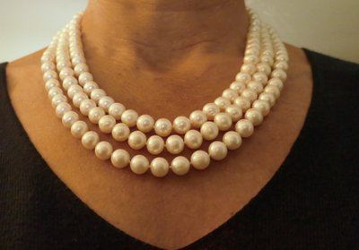 Collana di perle coltivate a 3 file, chiusura in oro bianco 18 carati e perla.