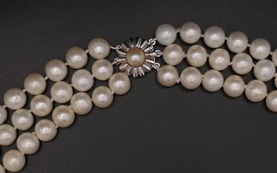 Collana di perle coltivate a 3 file, chiusura in oro bianco 18 carati e perla.