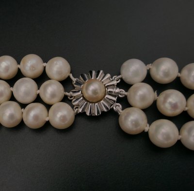 Collana di perle coltivate a 3 file, chiusura in oro bianco 18 carati e perla.