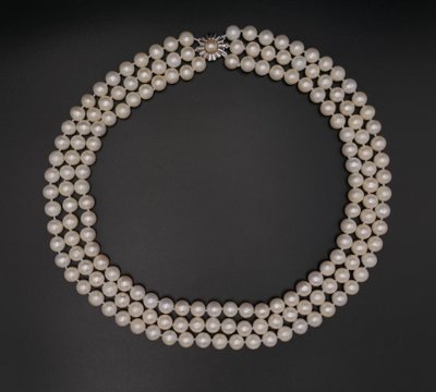 Collana di perle coltivate a 3 file, chiusura in oro bianco 18 carati e perla.