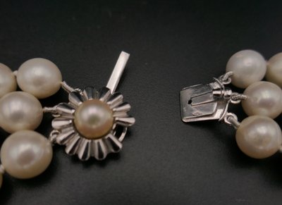 Collana di perle coltivate a 3 file, chiusura in oro bianco 18 carati e perla.