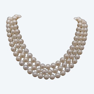 Collana di perle coltivate a 3 file, chiusura in oro bianco 18 carati e perla.