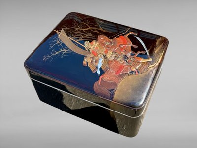 Boite couverte tebako en laque figurant des samurais - Période Meiji (1868 - 1912).