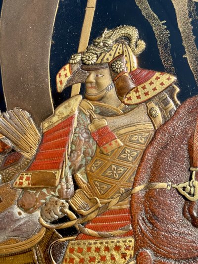 Boite couverte tebako en laque figurant des samurais - Période Meiji (1868 - 1912).