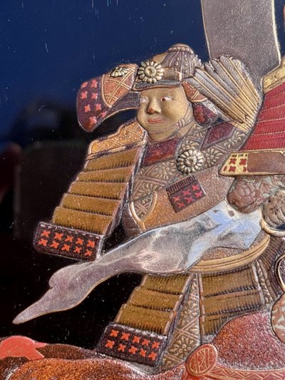 Boite couverte tebako en laque figurant des samurais - Période Meiji (1868 - 1912).