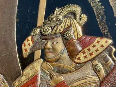 Boite couverte tebako en laque figurant des samurais - Période Meiji (1868 - 1912).