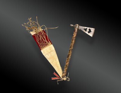 KRIEGSAXT, DIE EINEN PFEIFENOFEN BILDET - TOMAHAWK - PLAINS-INDIANER