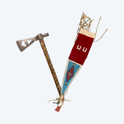 KRIEGSAXT, DIE EINEN PFEIFENOFEN BILDET - TOMAHAWK - PLAINS-INDIANER