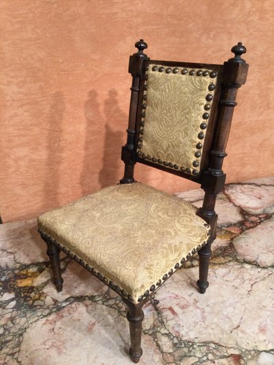 Une chaise de poupée.