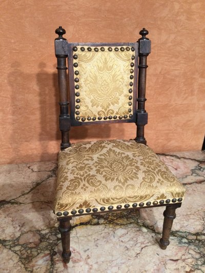 Une chaise de poupée.