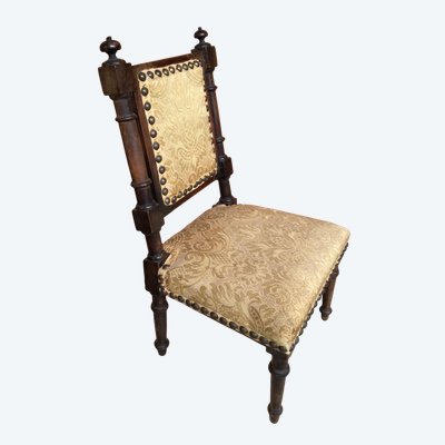 Une chaise de poupée.