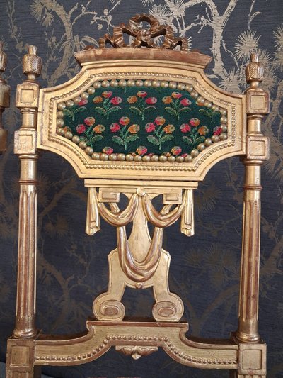 Coppia di sedie in legno dorato stile Luigi XVI XIX
