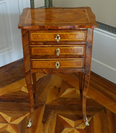 Table de salon chiffonnière ou chevet d'époque Louis XV en marqueterie
