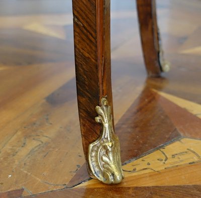 Table de salon chiffonnière ou chevet d'époque Louis XV en marqueterie