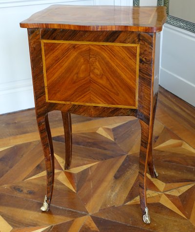 Table de salon chiffonnière ou chevet d'époque Louis XV en marqueterie